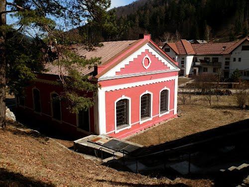 V malej obci Ľubochňa neďaleko futbalového štadióna sa pod lesom ukrýva vodná elektráreň. Vystriedala už veľa šiat, no teraz hýri krásnou červenou.