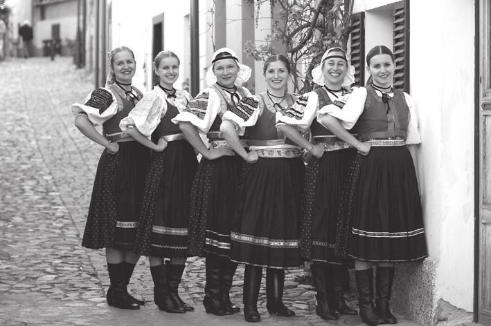 ŠARVANCI KONTAKT: Lenka Schimmerová Vinohradská 1316/95 120 00 Praha 2, ČR mob.: +420 777 260 063 e-mail: info@fssarvanci.cz www.fssarvanci.cz Folklórny súbor Šarvanci bol založený na začiatku roku 2002.