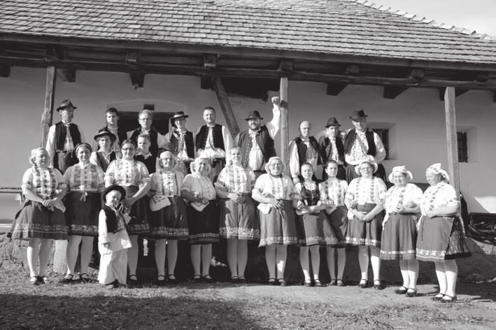 ZORNICA KONTAKT: Zuzana Bágyonová Kossuth út 83 2683 Acsa, Maďarsko tel.: +36-30/4714-559 e-mail: bagyonzsu@gmail.com Folklórna skupina Zornica vznikla v Jači v roku 1999 a v súčasnosti má 35 členov.