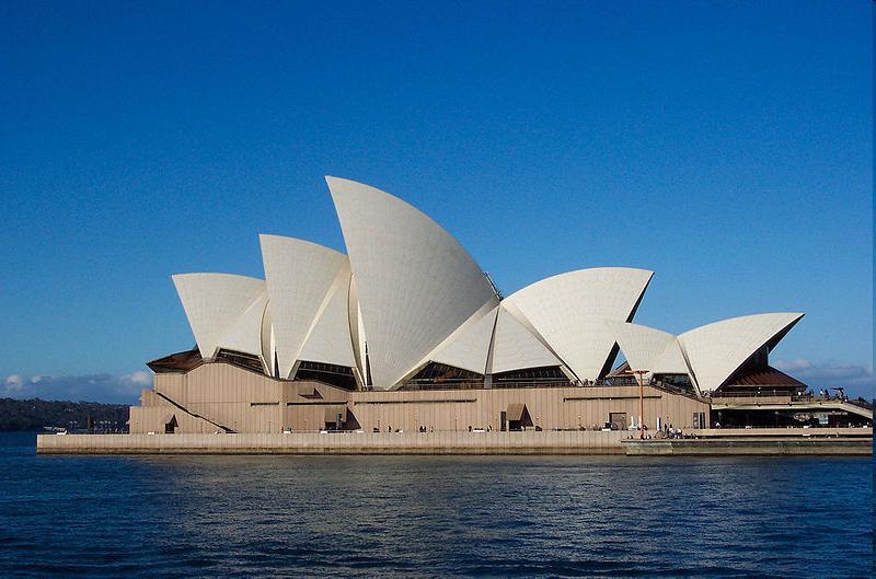 Opera v Sydney Stavba se potýkala s mnoha problémy, ať už technického, ale i politického rázu. Sám Utzon se na stavbě přestal podílet v roce 1966, pro neustálé spory s vládou Nového Jižního Walesu.