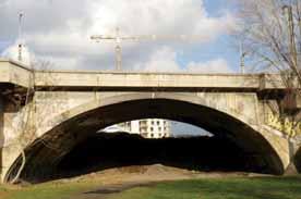 8 nit, že např. přibetonováním 150 mm betonu na rub klenby se zvýší niveleta mostu a to samozřejmě znamená zásah do vzhledu mostu.
