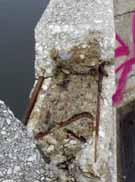 surface offset layers Obr. 17 Odloupnutá krycí vrstva zábradlí s obnaženou výztuží typický příklad často se opakující poruchy zábradlí Fig.