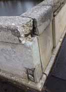 18 Exposed reinforcement at the corner of the railing, typical example of a disorder střed). Šířka prostoru mezi zábradlím je 21 m. Most je uspořádán symetricky.