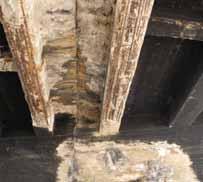 reinforcement of girders Obr. 21 Porucha s průsakem v místě pracovní spáry stěny Fig. 21 Failure with leak at the working joint of the wall Obr.