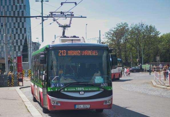 nabíjení pomocí pantografového sběrače a dvoupólové troleje ze sítě TRAM 600 V