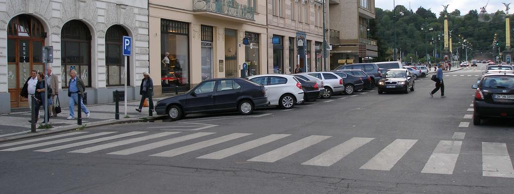 Pařížská x Bílkova (6) auta parkující blízko přechodu, nepřehledné místo, rychlá jízda parkovací místa jsou vyznačena téměř k přechodu, stojící vozidla opravdu brání dostatečnému rozhledu: