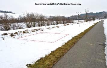 posvátným šamanským sloupem a krytými posezeními