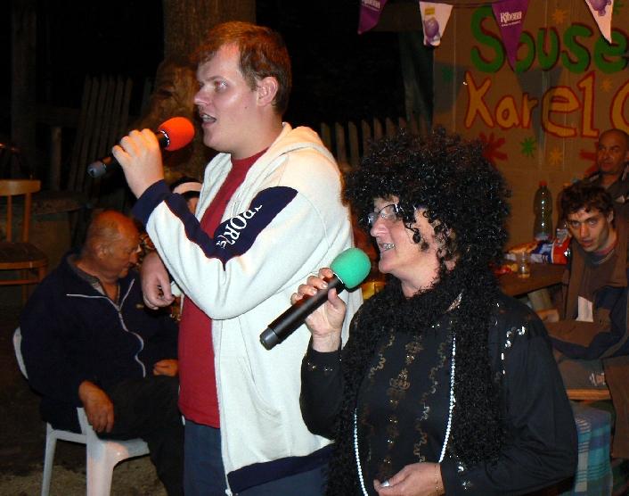 běžící text písně se soutěžícím zprvu moc nelíbil, ale nakonec se soutěže ve zpěvu zúčastnili všichni. Karaoke bylo zajímavým zpestřením i celého dalšího průběhu večera.