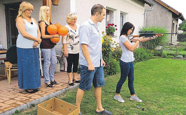 30 3. října 2014 Česká republika Drsná výměna názorů V PÁTEK VAŘÍ Helena Ouhledová (62 let) Žije vrodinném domečku v Hradištku, kam se z Prahy přestěhovala. Jerozvedená, v důchodu.