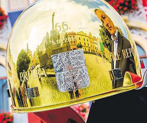 34 3. října 2014 Česká republika Zlatou přilbu letos ozdobily vltavíny.