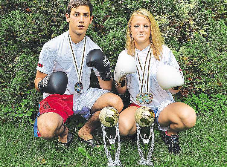 Domažlicko 3. října 2014 39 Mladí kickboxeři z Pošumaví fantasticky dobývali svět Nikola Hammerová je dvojnásobnou světovou šampionkou. Aleš Martínek je třetím nejlepším na světě.