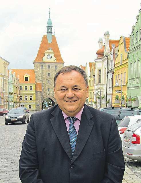 4 3. října 2014 Domažlicko Stal sezeměobrovskýpatriot Jan Látka (ČSSD) pochází z Karlových Varů. Domažlice, kam se přiženil, ho prý ale navždy okouzlily. Že by žil jinde, si neumí ani představit.