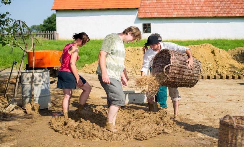 3.2.2.1 Výroba hliněného těsta pomocí vyšlapávání Nejprve je nutné upravit základní surovinu.