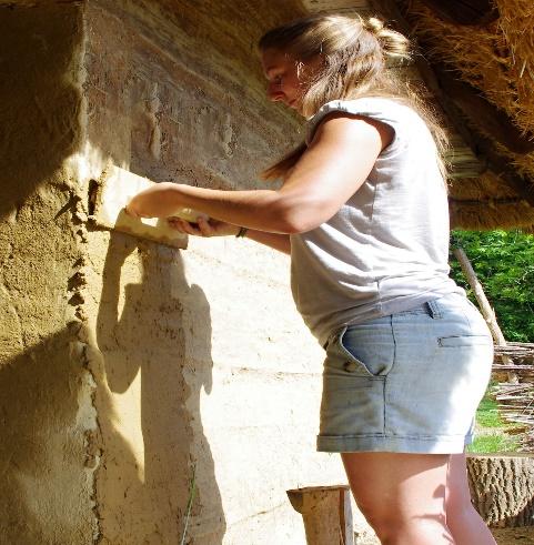 Tato finální vrstva omítky je oproti předchozí jemnější, tzn. obsahuje větší množství jemnějších částí (plevy, jemně drcená sláma).