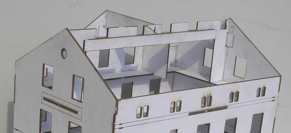 Před samotnou stavbou: Stavebnice drážní budovy 16/H je poměrně obsáhlá, je zde popsán sled jednotlivých kroků k tomu, aby bylo možno kompletně postavit model budovy.