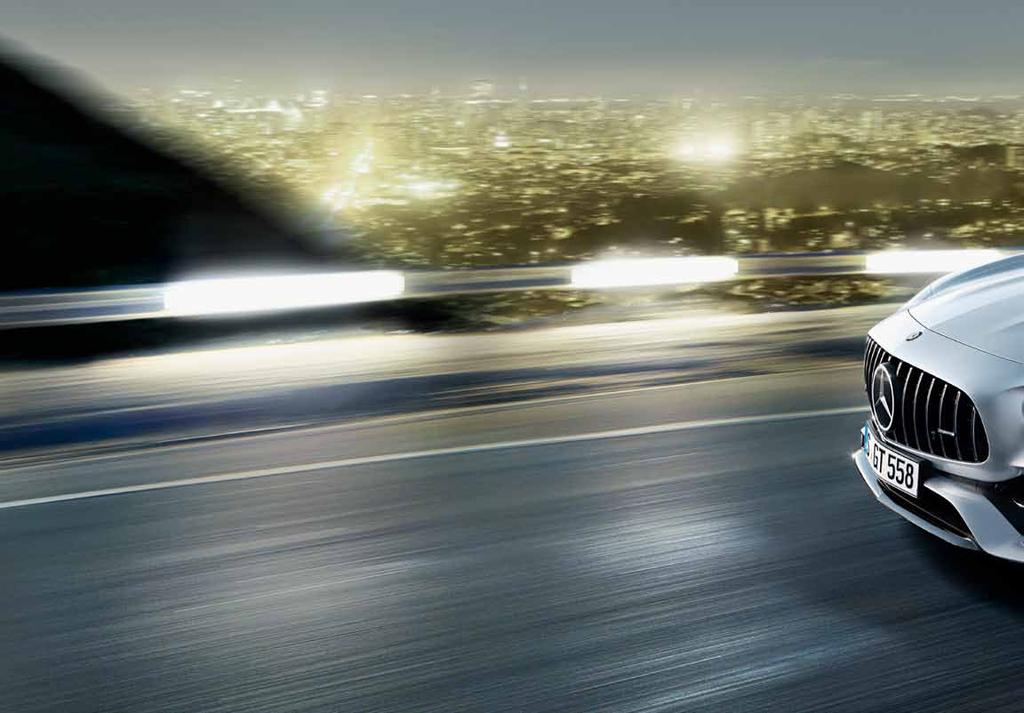 Stoprocentní dravost. Vítr si pohrává s vlasy, ale Mercedes-AMG GT C Roadster zůstává pevně na zemi, a to i při dynamické jízdě.