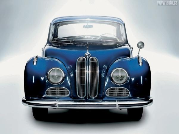HISTORIE ZNAČKY BMW A VLIV SOUČASNÉ LEGISLATIVY V dalších letech přišly první šestiválcové motory, které se objevily v automobilech řady 300.