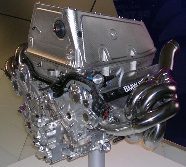 OSMIVÁLCOVÉ MOTORY BMW 4.6.4 P86 V roce 2006 byla pro Formuli 1 změněna pravidla pro motory. Nově se muselo jednat o osmiválce s uspořádáním do 90 v o objemu 2,4 litru.