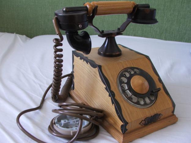 1876. Podľa novších údajov vynašiel telefón taliansky vynálezca Antonio MEUCCI už v r. 1849. Jeho prvenstvo v júni 2002 potvrdil napríklad Kongres Spojených štátov rezolúcia 269.