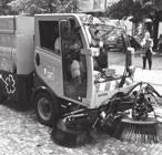 Na území Prahy 1 nyní jezdí tři tyto zametací vozy na elektrický pohon. Mají výdrž 11 hodin, nabíjí se sedm hodin. Pořizovací cena jednoho je 4,5 milionu Kč.