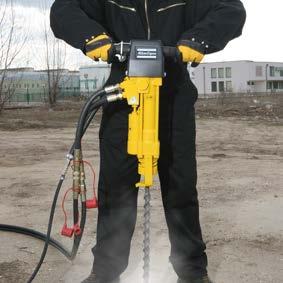 Se standardními celistvými vrtáky vyvrtá otvory o průměru až 50 mm do hloubky přibližně šesti metrů. Vrtačka LHD 23 M využívá hydraulický pohon k zajištění příklepu a rotace.