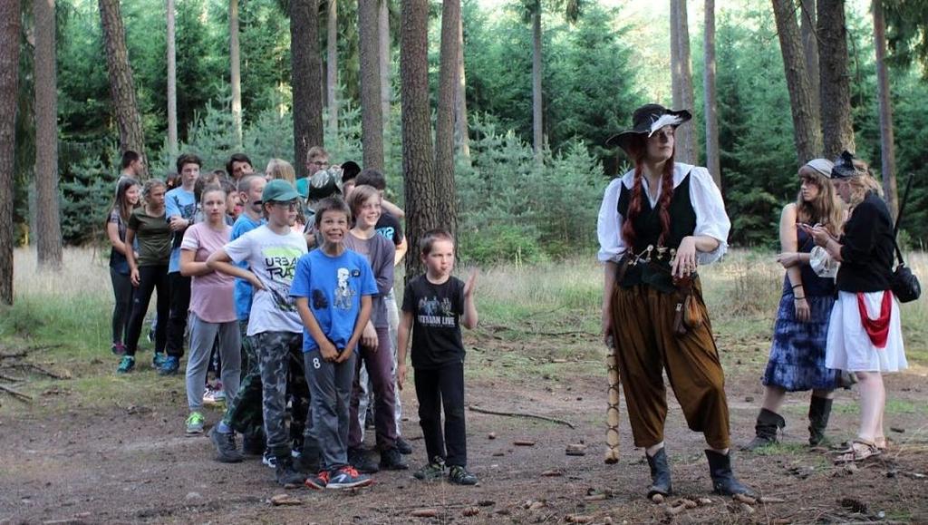 12. 12. Vánoční besídka (poč. úč. 15) Členové a organizátoři Statku se opět sešli, předali si originální dárky dle předem daného zadání a skvěle se pobavili.