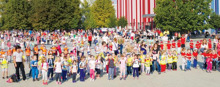 metrov. To však nestačilo a v druhom kole si autobus naplnil 100 škôlkarmi a ťahal znovu. Za obrovského aplauzu sa mu to podarilo.