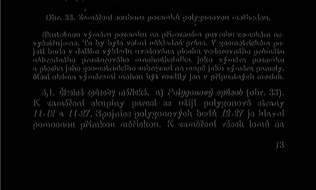 Pro měřeni nahrazujeme pozemek náhradným mnohoúhelníkem prostorovým, jehož lomové body jsou totožné s lomovými body hranic pozemku a spojnice lomových bodů nahraznji hranice.