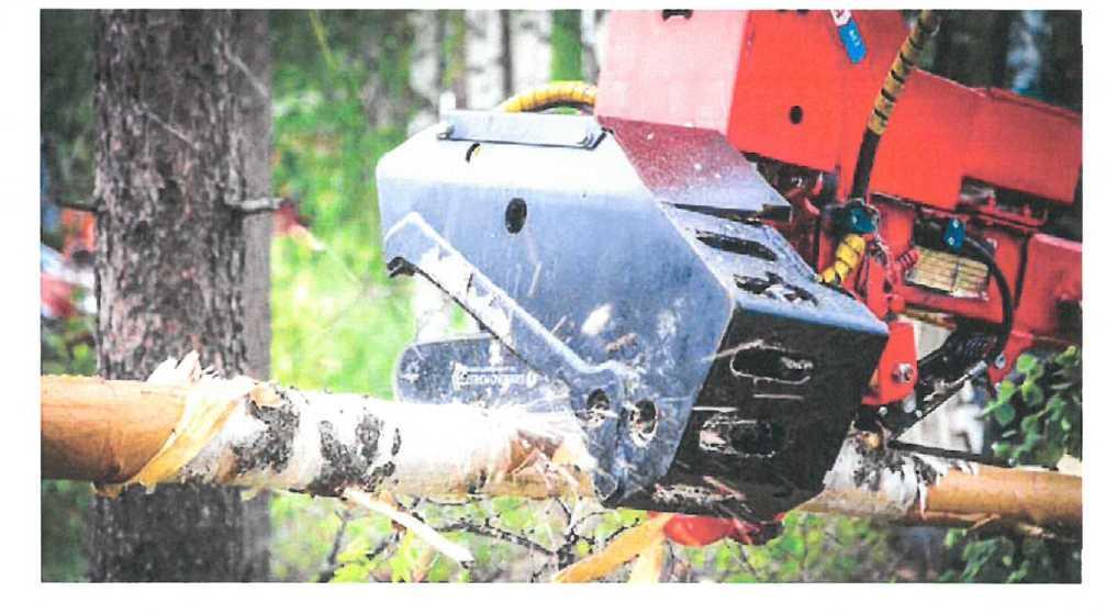 Je schopna řezat stromy do tloušťky 30 cm (11"). Motor pily je hydraulický a 5 cl motor funguje i s velmi nízkým průtokem oleje (50 l/min].
