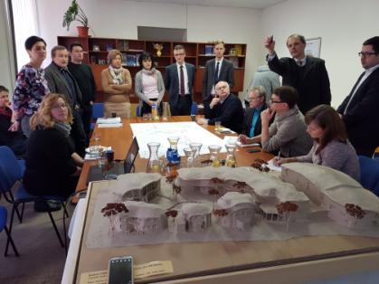 Tentokráte se na půdě hospodářské komory sešli zástupci několika organizací, aby se seznámili blíže našim záměrem a modelem budovy školy.