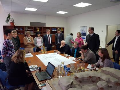 Vejdovského, ředitel OHK a také zástupce tisku Olomoucký deník. Zúčastněné konferencí provázela paní Monika Machytková. Po krátkém úvodu předala postupně slovo jednotlivým aktérům: * architekt O.