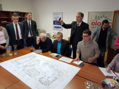 Havelková seznámila účastníky o narůstajícím zájmu o waldorfskou pedagogiku nejen u nás, v Evropě, ale celosvětově, *předseda rodičovské iniciativy a školské rady M.