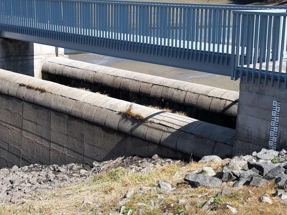 Dnové výpusti (pro provádění vody během stavby) Jsou situovány v základové betonové desce funkčního objektu.