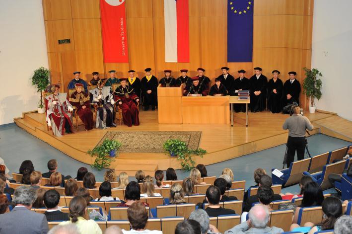 profesorům, kteří jsou nositeli vědeckých škol pěstovaných na