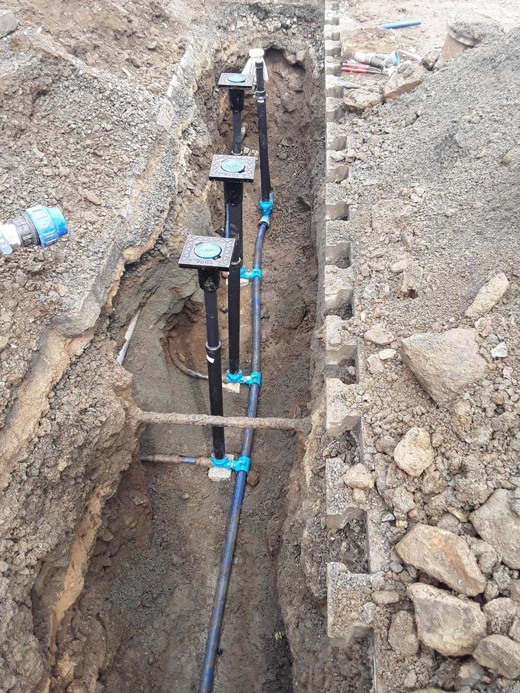 Bylo obnoveno 105 m vodovodu PE50, včetně 11 ks odbočení k vodovodním přípojkám.
