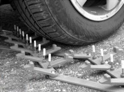 22) patří mezi speciální prostředky, které slouží k proražení pneumatik vozidla s cílem jeho zastavení (Obr. 23). Je určen pro bezpečnostní sbory a ozbrojené složky.