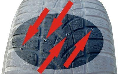Tíhou vozidla se prorazí gumové ochranné krytky, hroty zůstávají v pneumatikách (Obr. 27) a následně dochází k plynulému úniku vzduchu z pneumatik. Obr.