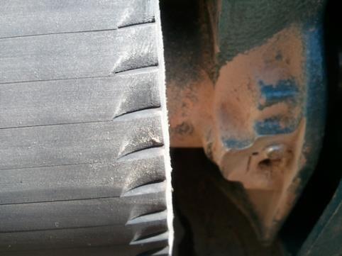 ) je nutné do mezery vložit jeden nebo dva proužky brusného materiálu o šířce zhruba 30 mm a délce odpovídající šířce válce.
