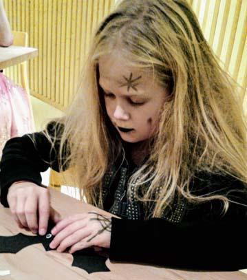 OBECNÍ KNIHOVNA SPOOKY PARTY ANEB OSLAVA STRAŠIDELNÁ Spojení Obecní knihovny s Živou angličtinou Pavly Zarembové je plodné a zábavné. V pořadí již třetí akce se nanejvýš vydařila!