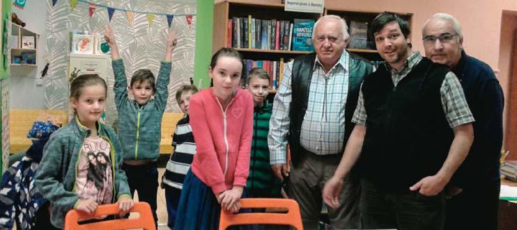 Pavla Zarembová jako hlavní čarodějka děti přivítala a se svým organizačním týmem je naučila strašidelnou písničku, vyrobily si záložku do knihy ve tvaru netopýra a ještě běhaly kolem hřiště pro