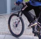 Viditelné frekventované místo s dostatečnou možností průchodu okolo stojanu. V dohledu z místa, kam cyklista jde (prodejna, restaurace, sportoviště). Zastřešený prostor, je-li to možné.