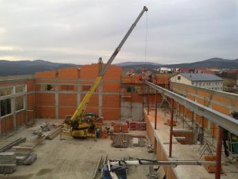 Nový školský rok s novou telocvičňou Za základnou školou vyrastá telocvičňa s parametrami športovej haly, ktorá v našej takmer trojtisícovej obci doteraz chýbala.