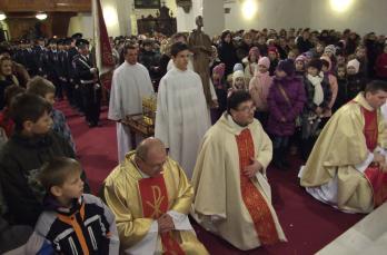 Relikviu videli aj veriaci našej farnosti Do obce sa vrátili páračky V roku 2013 uplynie 1150 rokov, čo sa Božie slovo po prvýkrát hlásalo na území Slovenska v reči zrozumiteľnej obyčajným ľuďom.