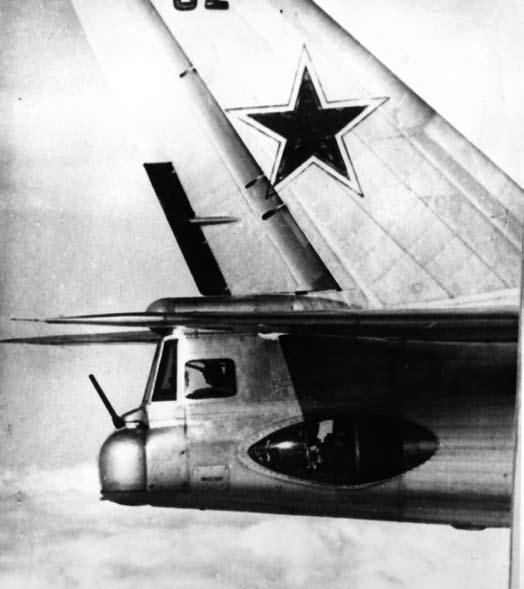 Z něj vystoupila skupina asi 25 civilistů vedená šéfem pražské pobočky Aeroflotu a příslušníkem KGB J. B. Makarovem, nasedla do připravených vozidel a odjela do města. Ve 22.