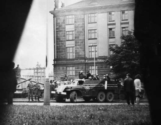 102 Vojenské řešení pražského jara výsadkáři vydali do centra spící Prahy a v průběhu asi 4 hodin od započetí výsadku vzali pod kontrolu budovy ÚV KSČ, vlády, MNO a GŠ ČSLA, MV, štábu kontrarevoluční