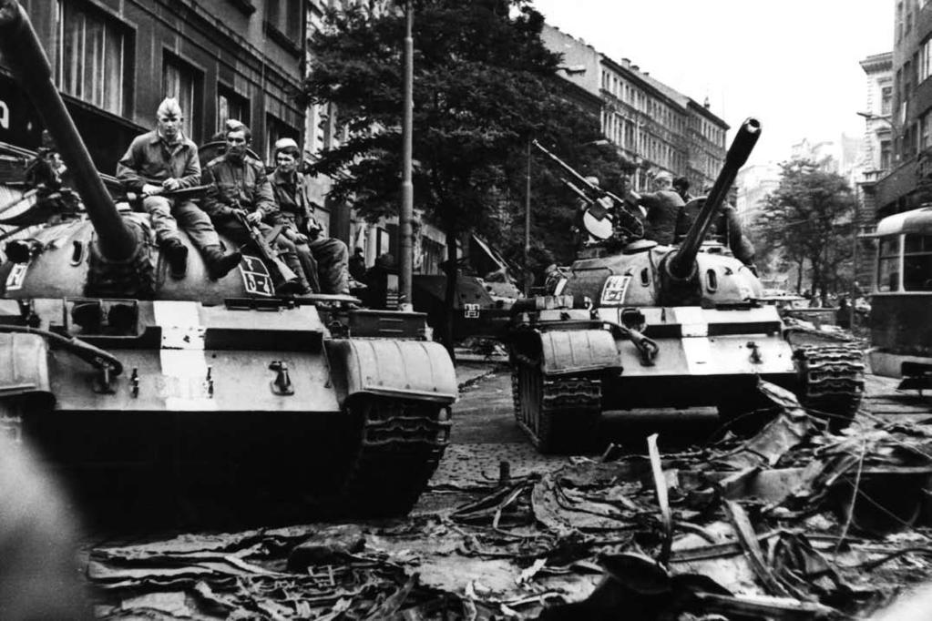 106 Vojenské řešení pražského jara Československou akademii věd, velitelství StB (?), železniční nádraží (patrně Hlavní nádraží), Státní banku, pobočku televize (?