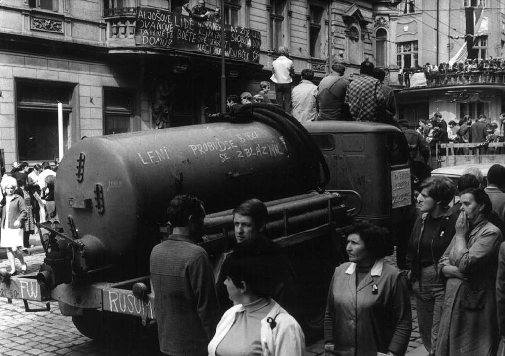V. I n va z e a r m á d Va r š av s k é s m l o u v y d o Č e s k o s l o v e n s k a 111 Odpor proti invazi v ulicích Teplic v srpnu 1968 měl nejrůznější podobu (ÚSD) tadlové raketové brigády přijel