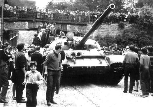 sboru PVOS velitel divize SA s požadavkem na doplnění pohonných hmot, ale byl odmítnut. V 5.30 přišel velitel tankového pluku SA v hodnosti podplukovníka na velitelství 1.
