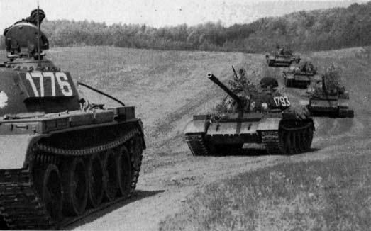 116 Vojenské řešení pražského jara Polské tanky při přesunu na cvičení v polovině 60. let Naši a polští vojáci v 60. letech (Muzeum Policie ČR) Navazující sektor náležel 11.