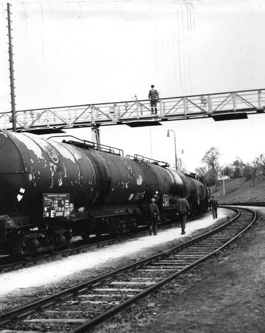I V. P r o p u k n u t í s k r y t é k r i z e 25 Hned druhý den po odletu čs. delegace (6. 5. 1968) se sešla vojenská rada, o které L. I.
